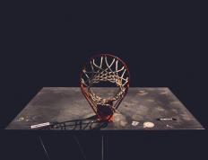 IM体育平台-恩比德数据全面爆炸，公牛险胜骑士，一场定义MVP的狂野之战