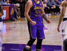 IM体育在线注册-包含美国男篮险胜希腊男篮，詹姆斯完成帽子戏法的词条