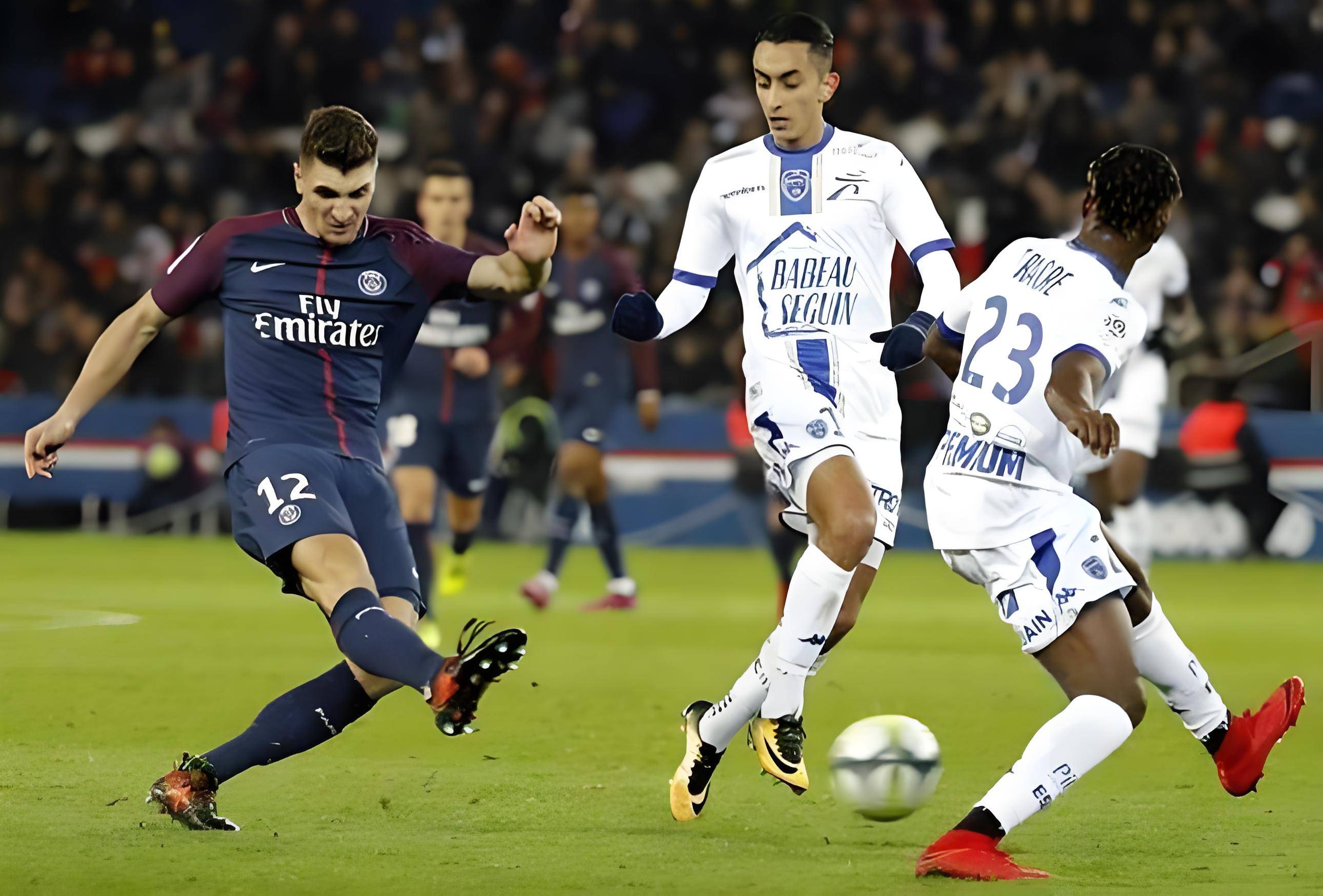 IM体育下载-欧洲俱乐部足球赛场上的激烈角逐