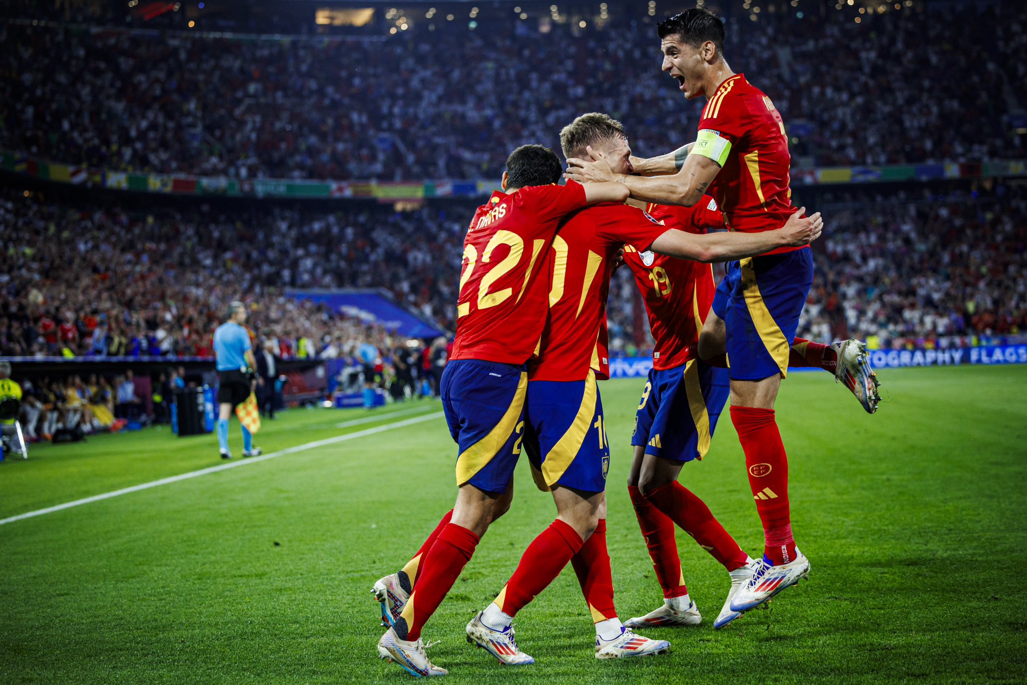 IM体育动画直播通道-欧洲足球赛场胜负难料,球员团结一心争夺胜利的简单介绍