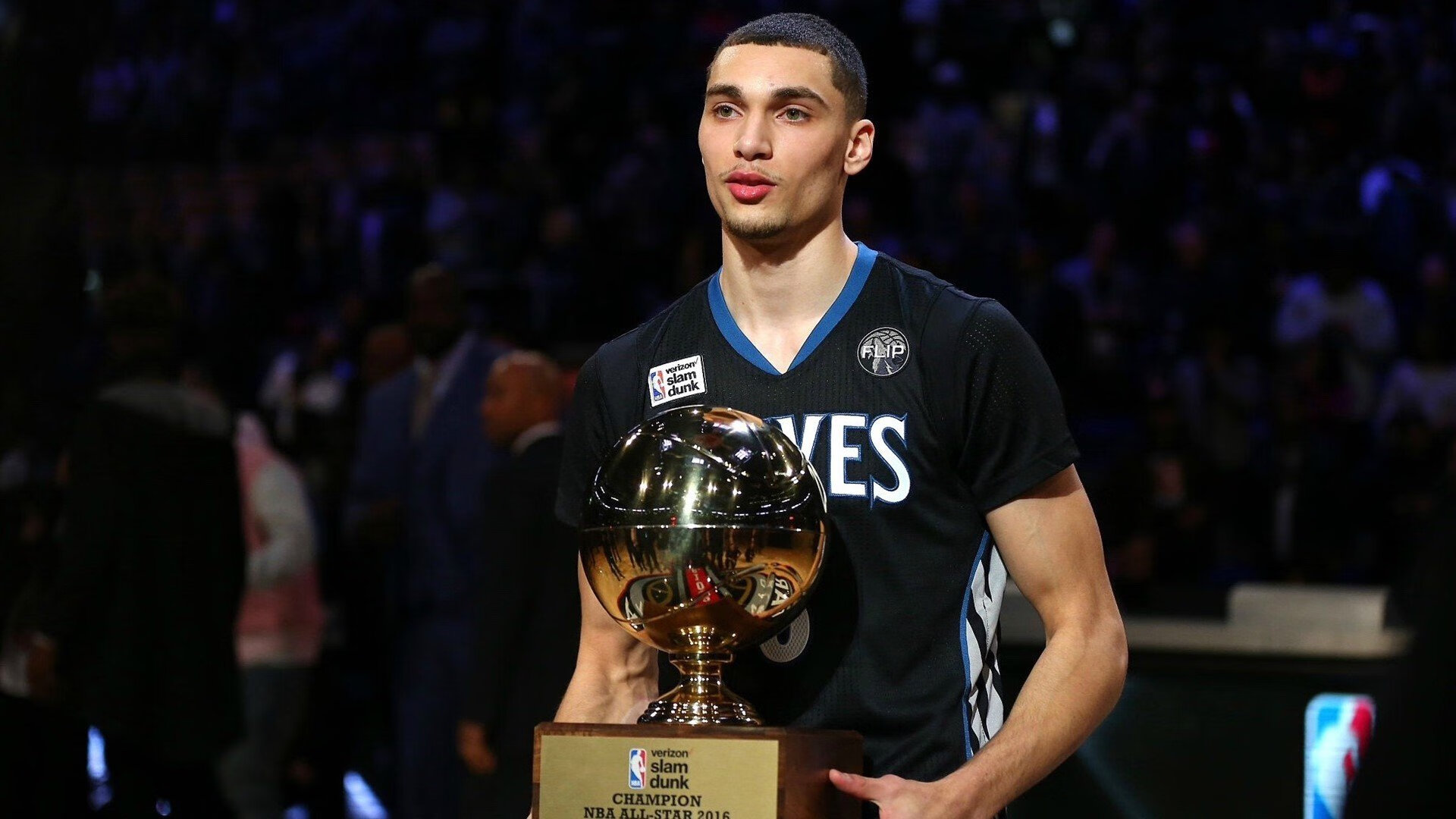 IM体育官方平台-赛道与绿茵场的双重逆转,莱万统治街道赛,巴西绝境翻盘乌拉圭